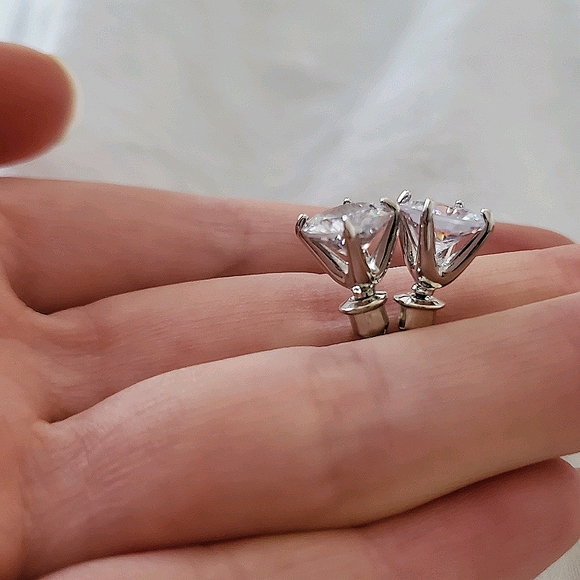 New Elegant Stud Earrings - Picture 5 of 9